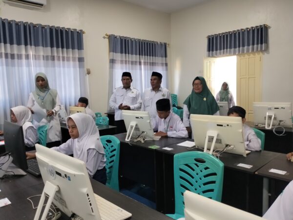 KEPALA KANTOR KEMENTERIAN AGAMA KOTA TIDORE KEPULAUAN PANTAU TKA DI MTsN 1 TIDORE