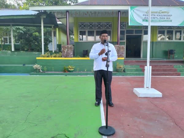 Hari Pertama Masuk Madrasah, Kepala MTsN 1 Tidore Tekankan Kebersamaan dan Disiplin