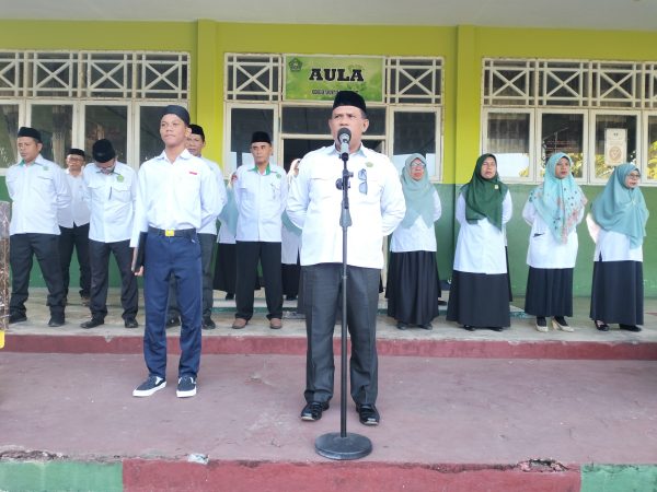 MTsN 1 Tidore Gelar UpacaraBendera, DirangkaidenganPenyerahanPenghargaanPrestasi Murid