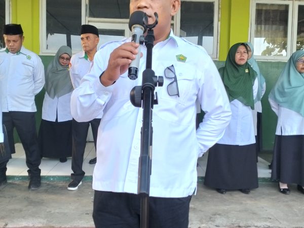 UPACARA BENDERA HARI SENIN DI LAPANGAN MTsN 1 TIDORE