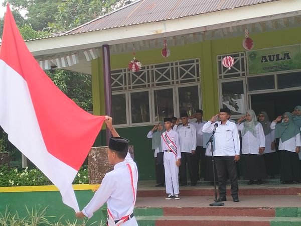 MTsN 1 Tidore Gelar Upacara Bendera