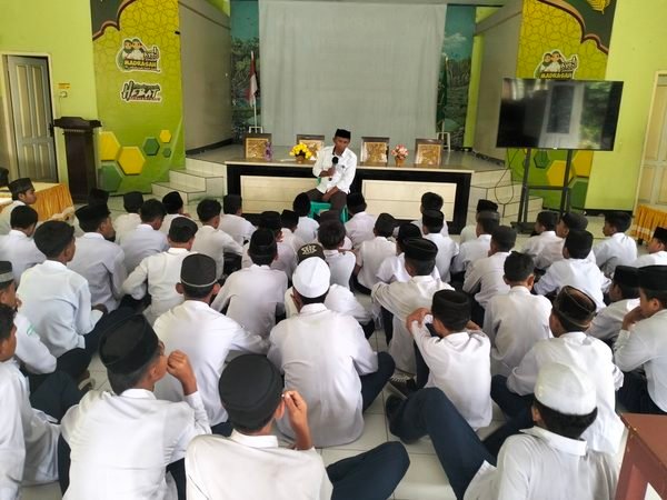 WAKAMAD KESISWAAN MTsN 1 TIDORE BERI PEMBINAAN KHUSUS KEPADA PESERTA DIDIK LAKI-LAKI